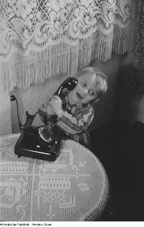 Junge mit einem Telefon