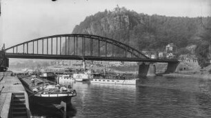Personen-Seitenraddampfer "Königstein" (1915, Werft Laubegast) in Tetschen. Blick zur Schäferwand