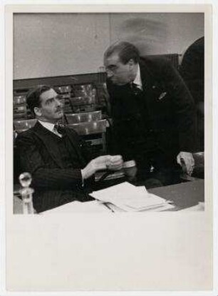 Anthony Eden und Augusto de Vasconcellos während einer Sitzung des Koordinationskomitees im Völkerbundpalast in Genf. Anthony Eden, Augusto de Vasconcellos