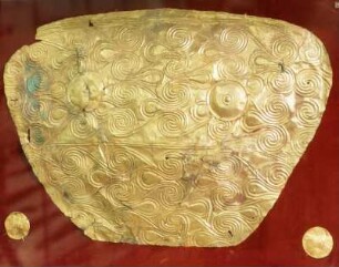 Athen. Archäologisches Nationalmuseum. Goldene Brustplatte (Thorax) mit getriebenem Spiralornament. Mykene, Schachtgrab 5, Mitte 16. Jh