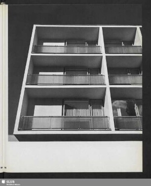 Weißer Beton, grünes Glas und ein tiefblauer Himmel