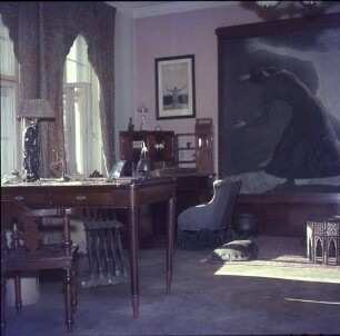Bamberg. Schreibtisch Karl Mays im Karl-May-Museum, mit aufgeschlagenem Manuskript. Im Hintergrund Sascha Schneiders Gemälde "Das Gewissen"