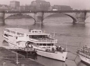 Dresden. Dampferanlegestelle unterhalb der Brühlschen Terrasse mit Fahrgastschiff 'Ernst Thälmann'
