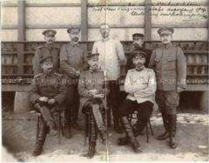 Erinnerungsbild deutscher Militärbeobachter mit einem japanischen Offizier nach der Schlacht um die Stadt Liaoyang in der Mandschurei
