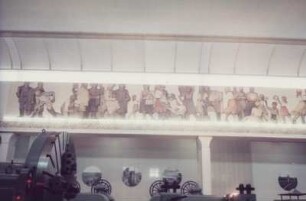 Blick auf einen Wandfries in einer Messelhalle (Maschinenbau) auf der Mustermesse in Leipzig (1954)