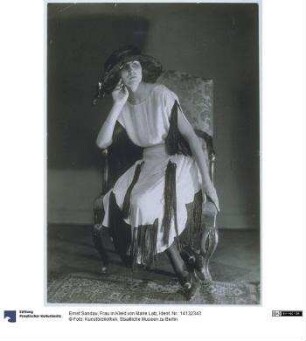 Frau in Kleid von Marie Latz
