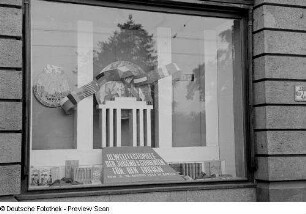 Schaufenster, dekoriert mit Werbung für die Weltfestspiele der Jugend und Studenten in Berlin