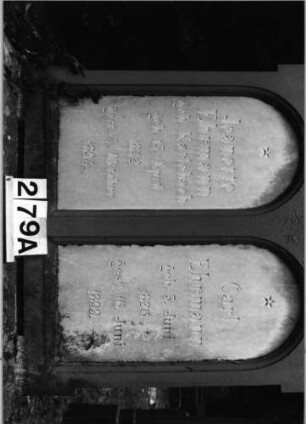 Grabstein 279 (Index: 100091581) Material: Sandstein; Schriftplatten:Marmor Zustand: gut Maße HxBxT: 224x102x40 cm Beschreibung: Doppelst. m. Abdeckplatte u. Aufsatz, getreppt. Sock/2 getrennte Schriftplatten Symbolik: Rosette, zwei sich schüttelnde Hände: Grabstein 279A