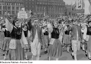 Trachtengruppe im Demonstrationszug beim Vorbeimarsch an der Ehrentribüne auf dem Karl-Marx-Platz (heute: Augustusplatz)