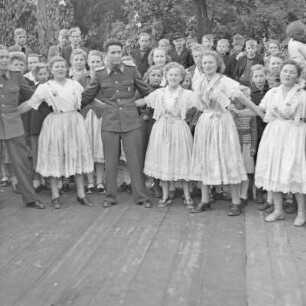 Kulturfest nach der Grundsteinlegung in Briesen. Junge Frauen in festlicher Spreewaldtracht. : Kulturny swjedźeń po połoženju zakładneho kamjenja w Brjazynje. Młode žony w Błótowskej swjedźenskej drasće.