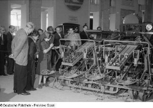 Vorstellung einer Pflanzmaschine von Setzlingen der sowjetischen Sektion auf der Leipziger Herbstmesse 1954