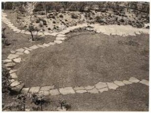 Grünflächen an der Liebfrauenschule, Köln: Garten mit Plattenweg
