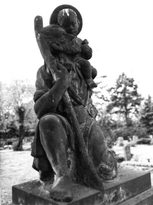 Grabmal mit Heiligem Christopherus : Grabmal mit Heiligem Christopherus. Sandstein (um 1900). Dresden-Friedrichstadt, Neuer (Äußerer) Katholischer Friedhof