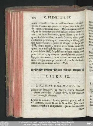 I. C. Plinius Maximo Suo S. Maximum hortatur, ut libros, contra Plantam vivum compositos, festinet edere, ne post mortem eius inchoasse videatur.