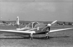 Egelsbach. Flugplatz. Kleinstflugzeug auf der Graslandebahn. Ansicht rechte Seite schräg von vorn