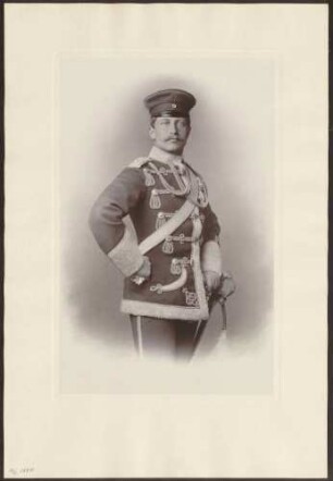 Kronprinz Friedrich Wilhelm in Uniform mit Auszeichnungen, Kniestück.