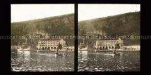 Kaserne und Kriegsschiff bei Villefranche-sur-Mer