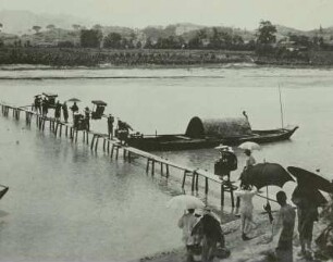 China. Wanshien am mittleren Yangtse (Mündung des Jangtse?). Flußübergang, Holzbrücke