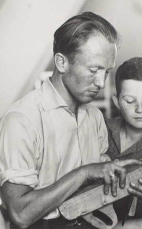 Gerhard Ebeling : Gerhard Ebeling (1899-1981; Kunsterzieher, Grafiker, wissenschaftlicher Mitarbeiter der Deutschen Fotothek 1958-1963). Aufnahme 1933 als Lehrer an der Kreuzschule Dresden beim Werkunterricht