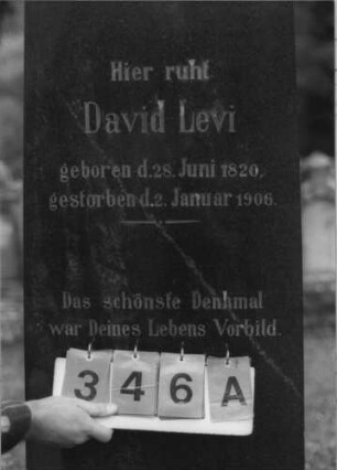 Grabstein 346 (Index: 99789505) Material: Granit Zustand: poliert Maße HxBxT: 194x53x44 cm Symbolik: aufgeschlagenes Buch mit Inschrift: Vorbeter Besonderheit: kulturhistorisch wertvoll / hist.-wiss. Gründe (Gemeindestellung): Grabstein 346A