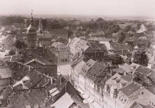 Bad Langensalza. Blick vom Turm der Bonifatiuskirche : Bad Langensalza. Ortsteilansicht. Blick vom Turm der Bonifatiuskirche nach Westen, in der Mitte die Marktstraße und Rathaus
