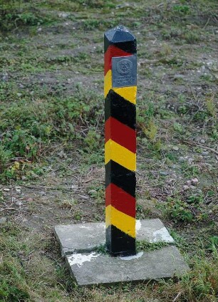 Deutsch-deutsche Grenze : Grenzpfahl zur Markierung der deutsch-deutschen Grenze bei Abbenrode.