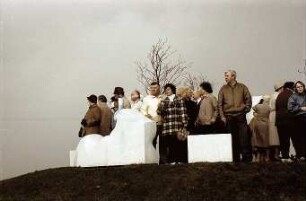 Berlin: Bundesgartenschau 1985; Besucher auf dem Berg in Sturm und Regen