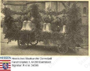 Darmstadt, Stiftskirche / Glocken auf geschmücktem Leiterwagen vor der Kirche