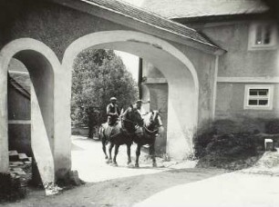 Burgk, Tor des Schlosses : Burgk. Tor zum Hof vor dem 1. Wallgraben des Schlosses. Straßenseite