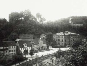 Tharandt, Blick über die Wilde Weißeritz und Dippoldiswalder Straße mit Forstakademie gegen Burgruine und Stadtkirche von Südwesten