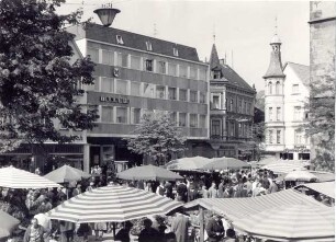 Marktleben mit Blick auf den Neubau der Städtischen Sparkasse. Detmold. Marktplatz