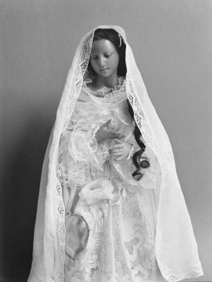 Heilige (Madonna?) im Gehäuse