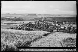 Rathewalde (Hohnstein-Rathewalde). Blick vom Hohburkersdorfer Rundblick (393 m) über den Ort nach Süden gegen den Lilienstein (415 m)