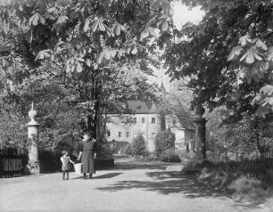 Schloss Lichtenstein : Lichtenstein. Blick durch die Schlosseinfahrt zum Schloss