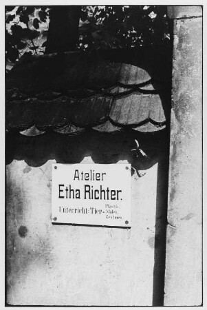 Hinweisschild auf das Atelier der Künstlerin Etha Richter