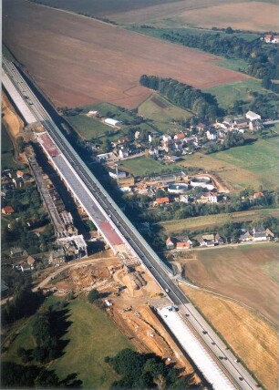 Crimmitschau. Baustelle Autobahnbrücke (Ersatzneubau) über das Pleißetal, überführt die Bundesautobahn BAB 4 über die Pleiße, mehrere Stadtstraßen und eine Eisenbahnstrecke. Luftbild-Schrägaufnahme von Südost