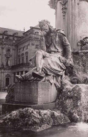 Walther von der Vogelweide : Walther von der Vogelweide (um 1170-um 1230; Dichter, Meistersinger). Detail vom Frankoniabrunnen (1894; F. von Miller d. Ä.). Würzburg, Residenzplatz