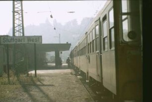 Gäubahn Stuttgart West Nahverkehrszug Bnb-Wagen Zugabfertigung Zugschaffner Bahnsteigüberdachung