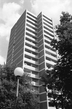 Freiburg; Landwasser: Hochhaus mit Kugelleuchte im Vordergrund; von unten