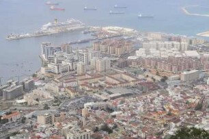 Stadtübersicht von Gibraltar : Totalansicht von City und Hafen vom Felsen. Aufgenommen am 14. Oktober 2009 in Gibraltar