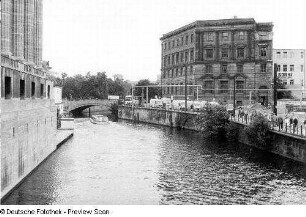 Blick vom Pergamonsteg über die Spree gegen die Eiserne Brücke