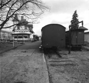 Spreewaldbahnhof Burg : Burg (Spreewald), Am Bahnhof 1. Ehemaliges Bahnhofsgebäude (1898) der Spreewaldbahn ("Spreewald-Guste", 1970 stillgelegt; seit 1995 Erlebnisgastronomie). Seitenansicht, im ehemaligen Gleisbett Schmalspurwaggons als Ausstellungsstück