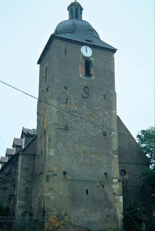 Blick von West auf die Kirche; Kirchturm mit Haube