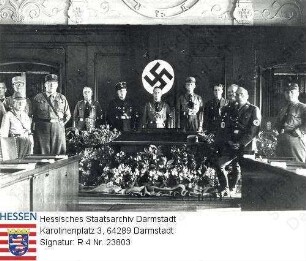 Darmstadt, 1933 Juli 27 / Wahl des Oberbürgermeisters Heinrich Müller (1896-1945), hier mit Mitgliedern des gleichgeschalteten Stadtrats Darmstadt in SA-, SS- oder Parteiuniform / Gruppenaufnahme