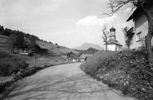 Gunzesried: Straße mit Kirchlein