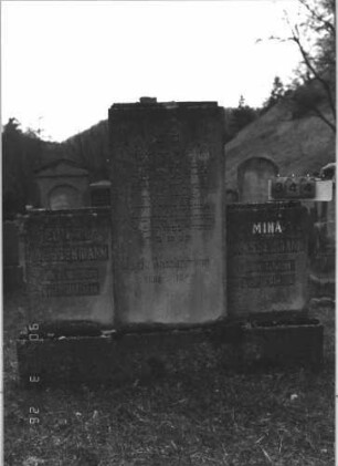 Grabstein 344 (Index: 100009410) Maße HxBxT: 149x152x20 cm Besonderheit: kulturhistorisch wertvoll / hist.-wiss. Gründe (Isaak: Schoah-Opfer); - Familiengrab: Grabstein 344