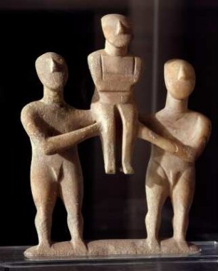 Idolgruppe (3-figurig), Kykladen : Karlsruhe, Badisches Landesmuseum. Dreifigurige Idolgruppe. Herkunft unbekannt. Marmor, Höhe 19 cm. Frühkykladisch II, frühere Spedos-Art.