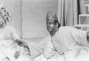 Szenenbilder aus "Sieben gegen Theben", Komödie von Aischylos in der Regie von Manfred Karge. Berliner Ensemble, 24./28.05.1969