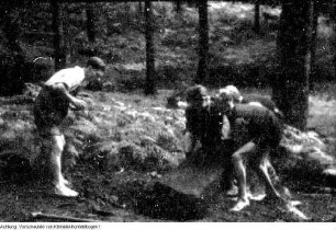 Sächsische Schweiz. Naturschutz-Wandergruppe am Zirkelstein. Wiedererrichten eines Gedenksteines, 1946