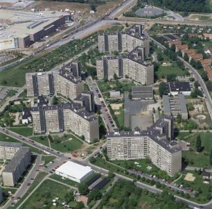 Dresden. Wohngebiet Prohlis. Bebauung mit sog. "Sternhäusern" zwischen Erich-Kästner-Straße, Heinrich-Mann-Straße und Windmühlenstraße, in der oberen Bildhälfte Einmündung Langer Weg in Dohnaer Straße (2011 abgerissen)